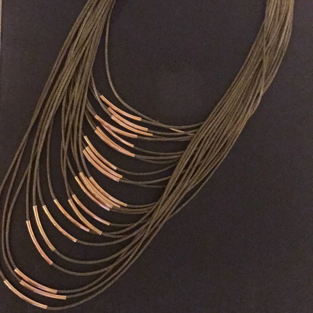 Gorgeous olive green & gold layered necklace NWOT